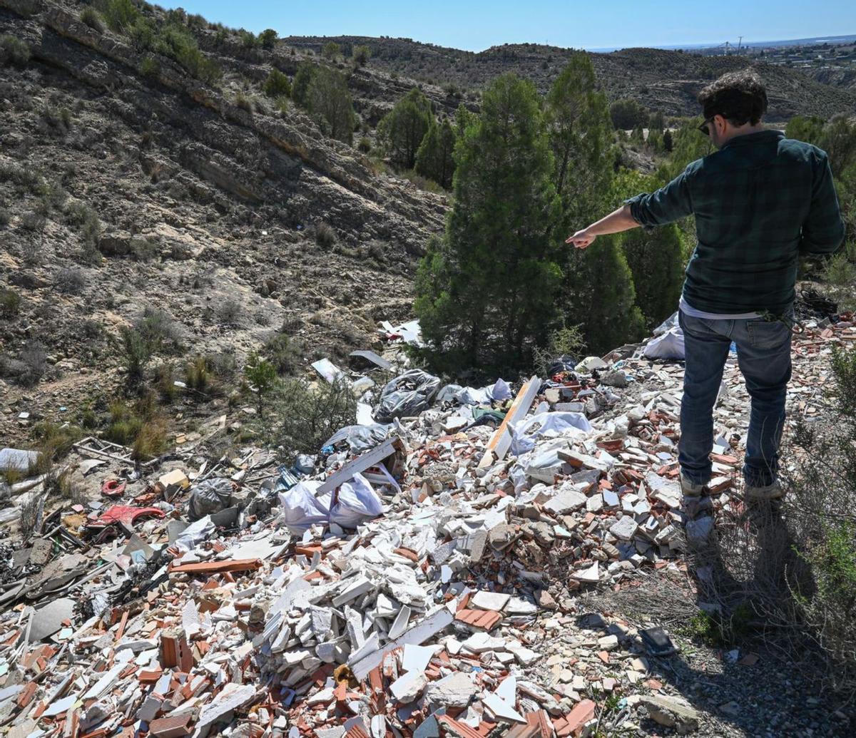 La pasarela permite atravesar por el agua el Pantano de Elche y seguir la ruta hacia el término municipal de Aspe. A la derecha, pista de tenis en las proximidades del enclave. | ÁXEL ÁLVAREZ