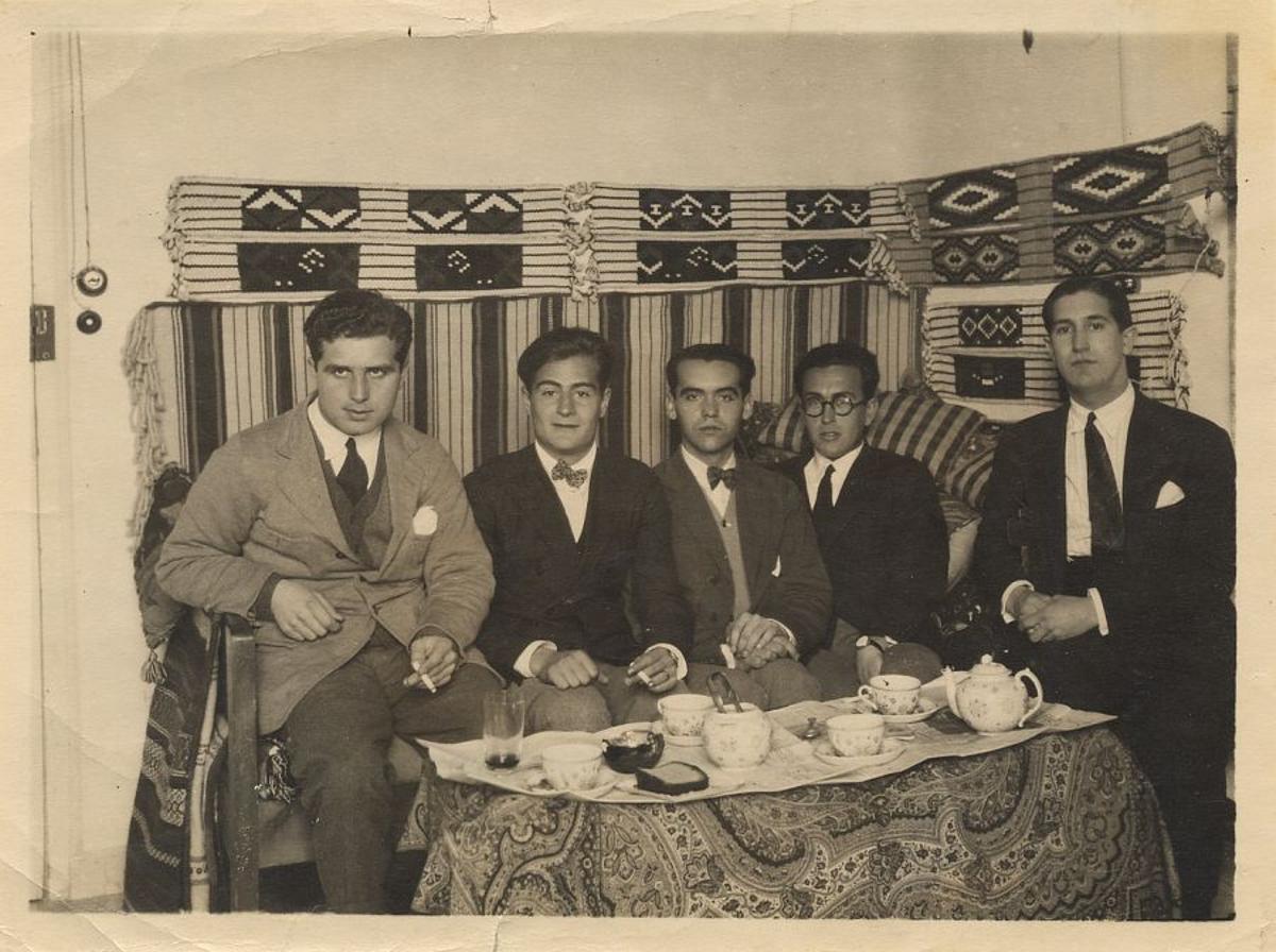 De izquierda a derecha, Louis Eaton-Daniel, Juan Centeno, Federico García Lorca, Emilio Prados y José (Pepín) Bello en una habitación de la Residencia, 1924