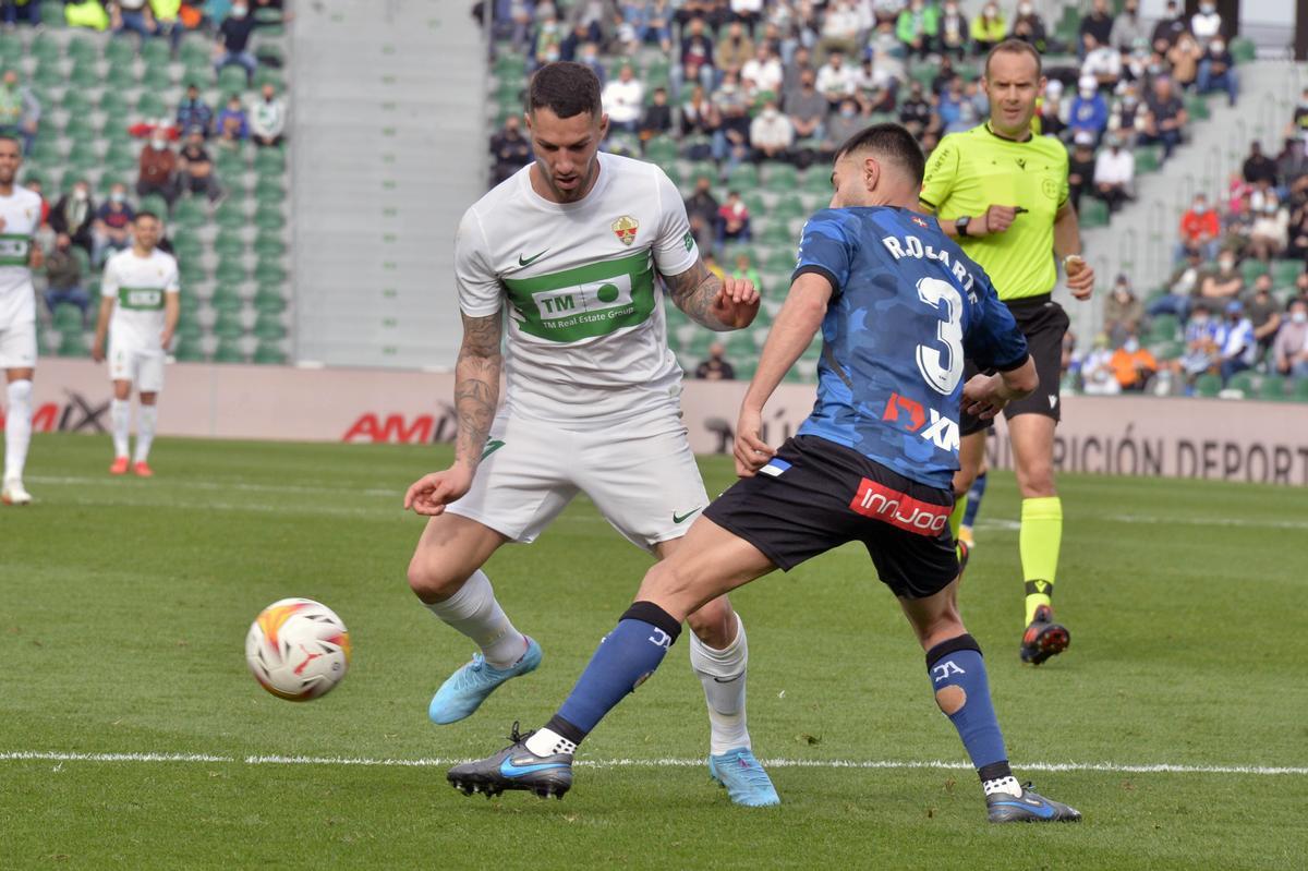 Melero López, a la derecha, en el partido Elche-Alavés de hace un mes