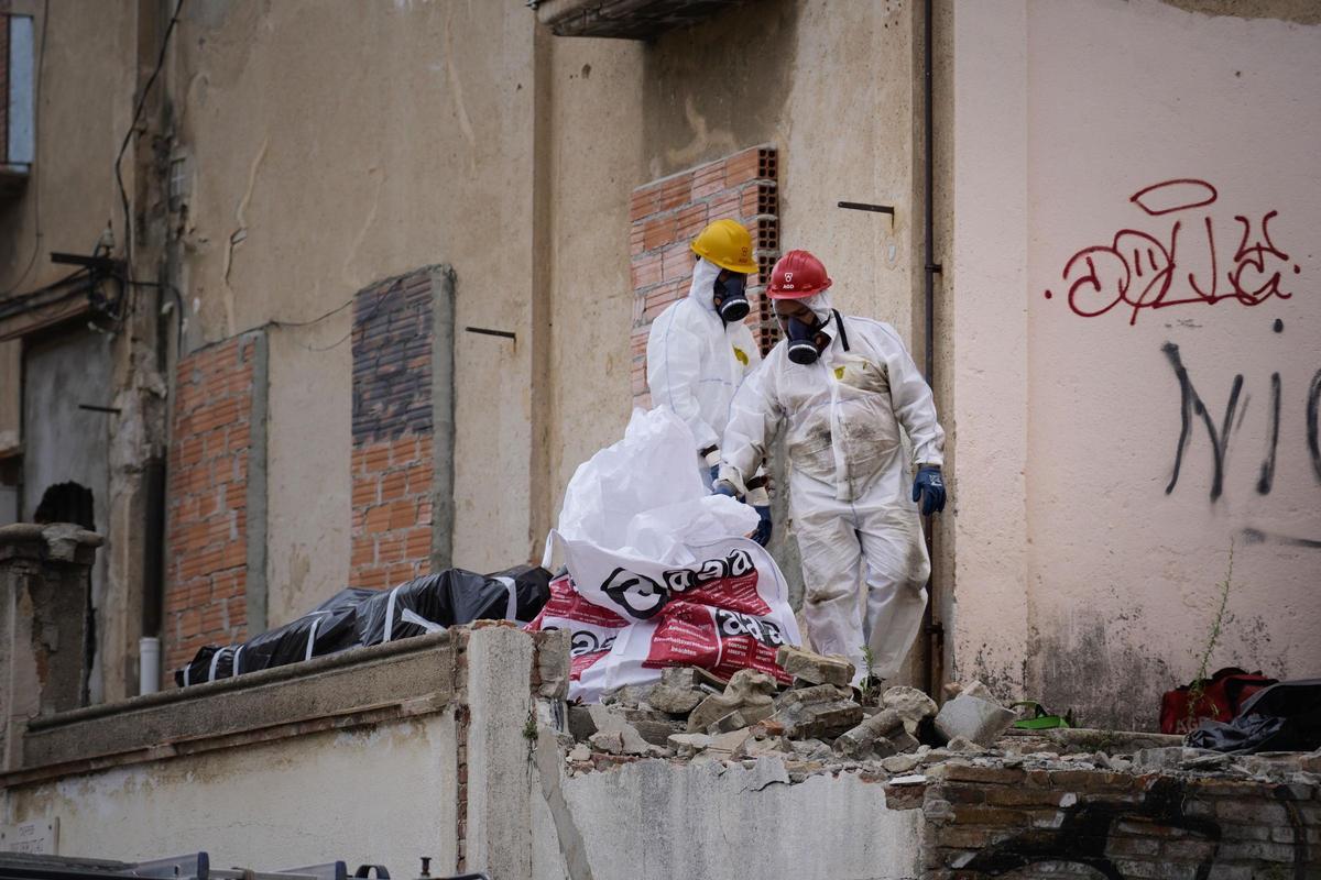 Imatge d’arxiu de treballadors retirant amiant d’un edifici