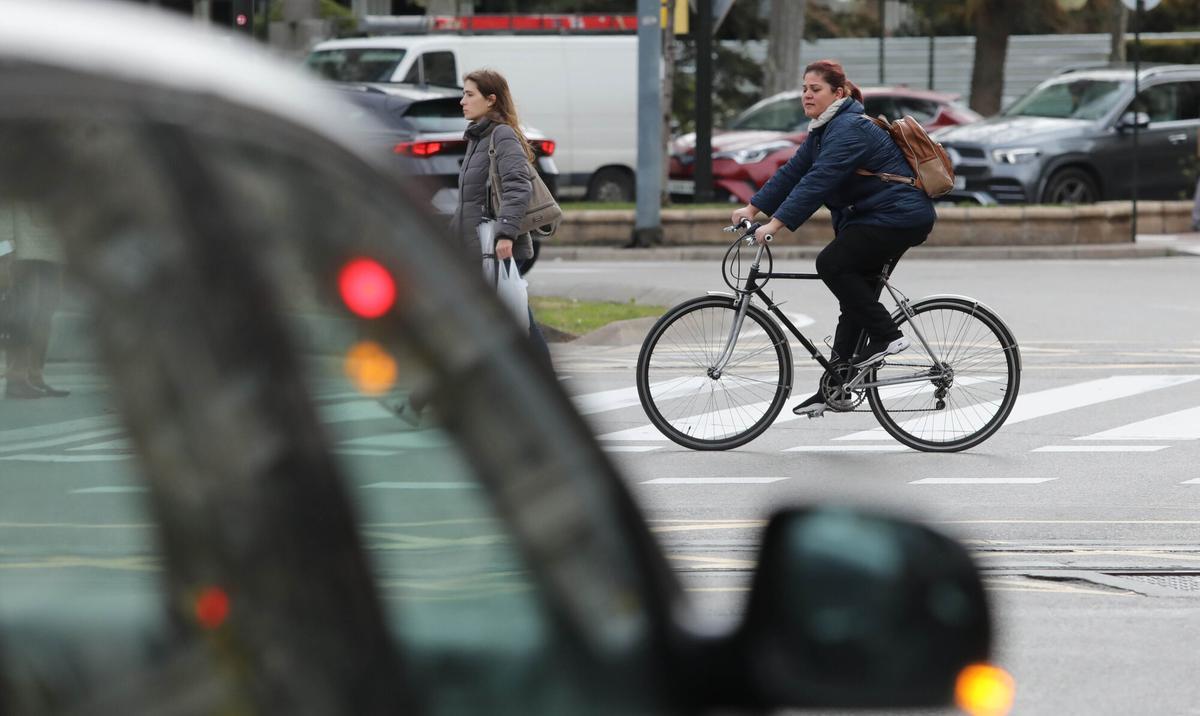 Una mujer circula por una calle de Zaragoza en una imagen de archivo