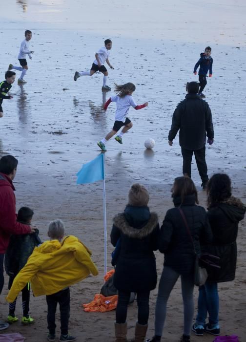 Torneo de Navidad de fútbol playa para niños en la playa de San Lorenzo