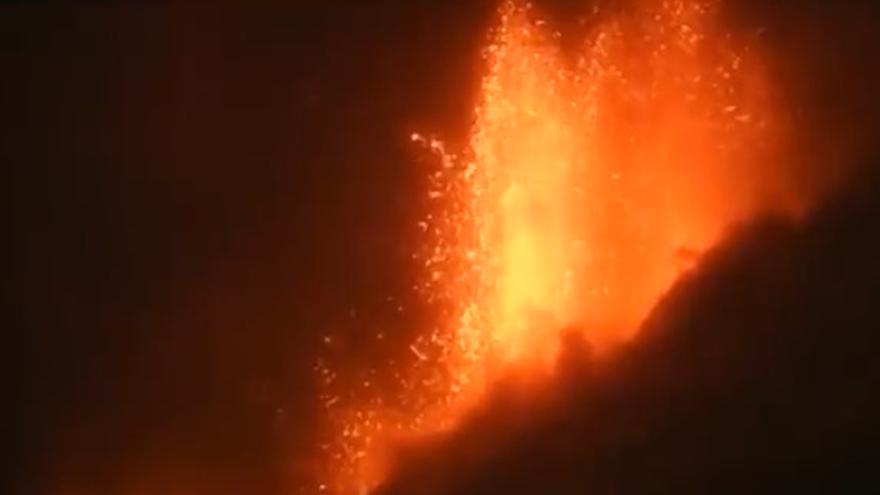 Emisión de piroclastos en el cono secundario del volcán de La Palma.