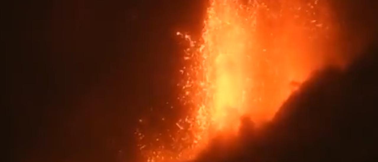 Emisión de piroclastos en el cono secundario del volcán de La Palma.