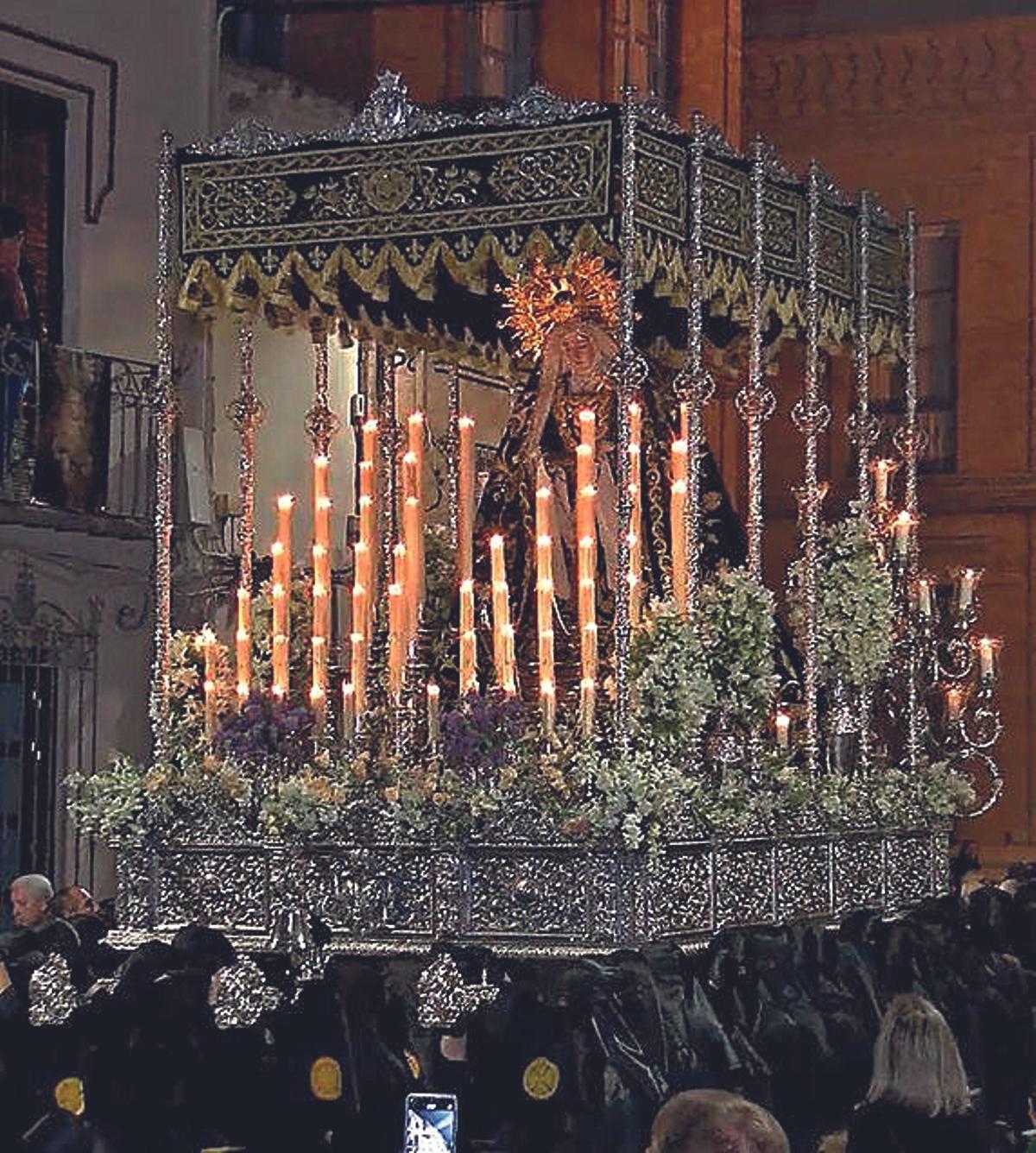 Solemnidad en los desfiles, María Santísima de la Soledad Coronada.