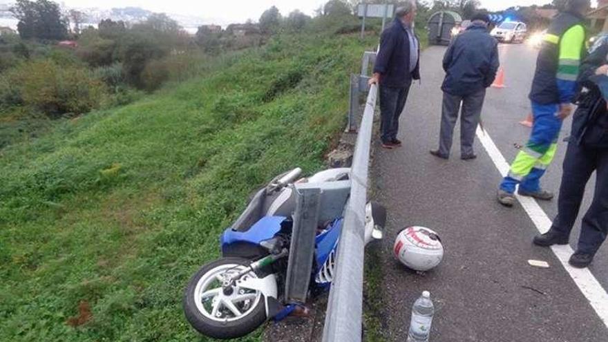 La moto accidentada en la PO-551, en A Pandiña, en Moaña. // S.A.