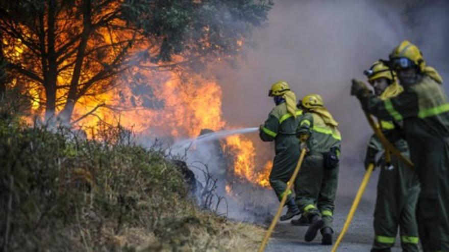 Un incendio amenaza las casas y granjas a las afueras de Ourense