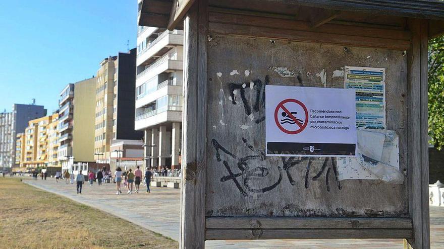 Los carteles informativos advierten desde ayer de que el baño está prohibido en la playa.