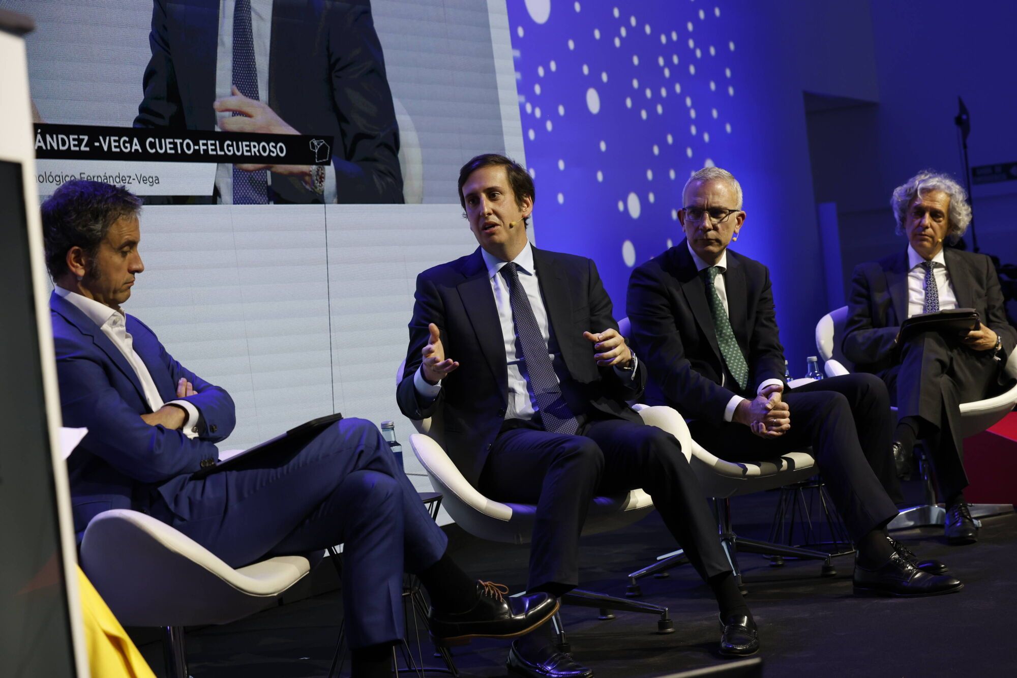 Un momento de la mesa "Tecnología que transforma el Noroeste" con Ángel Pérez, de Aqualia, Gabriel Nebreda, de Ingenostrum, Manuel Ángel Alonso, de Telefónica y el oftalmólogo Luis Fernández-Vega, moderada por Amor Domínguez, de La Nueva España.