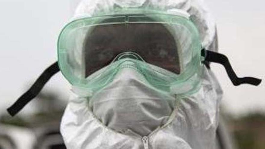 Un enfermero durante la epidemia de ébola.