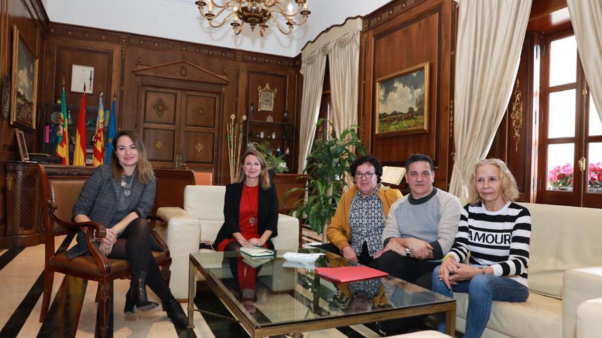 Carrasco junto a los organizadores de la gala solidaria.