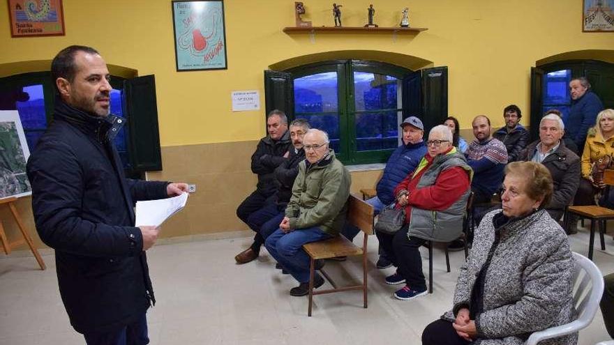 Ángel García (a la izquierda), ayer, reunido con los vecinos de Anes.