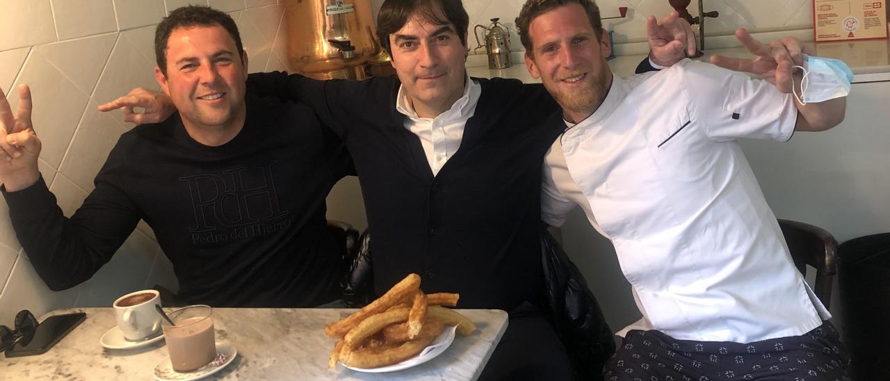 Miguel Ángel Ávila, Eladio Jiménez y Dani Ollero, en la churrería Olqui de Cáceres, este martes.