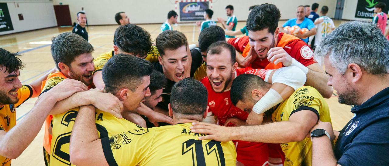 Los jugadores del Cáceres Universidad, felices tras clasificarse la pasada temporada para el 'playoff' de ascenso.