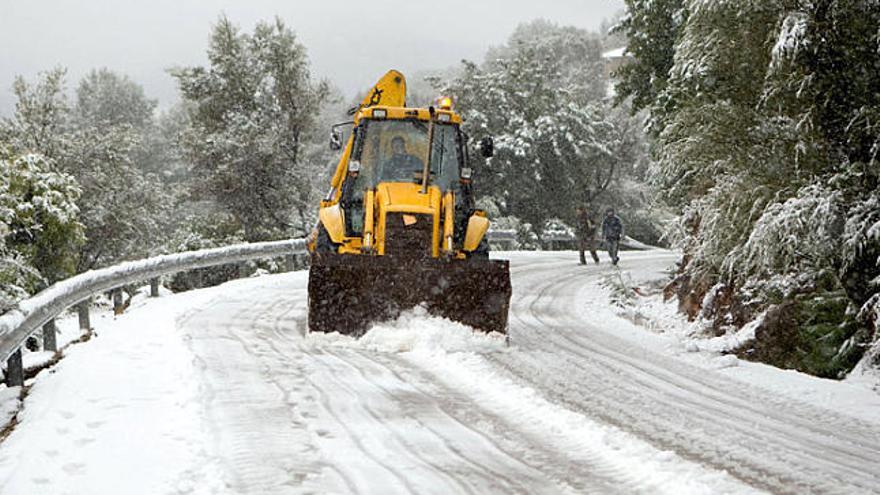 Temporal La neu complica el trànsit per nombroses carreteres de l&#039;Estat