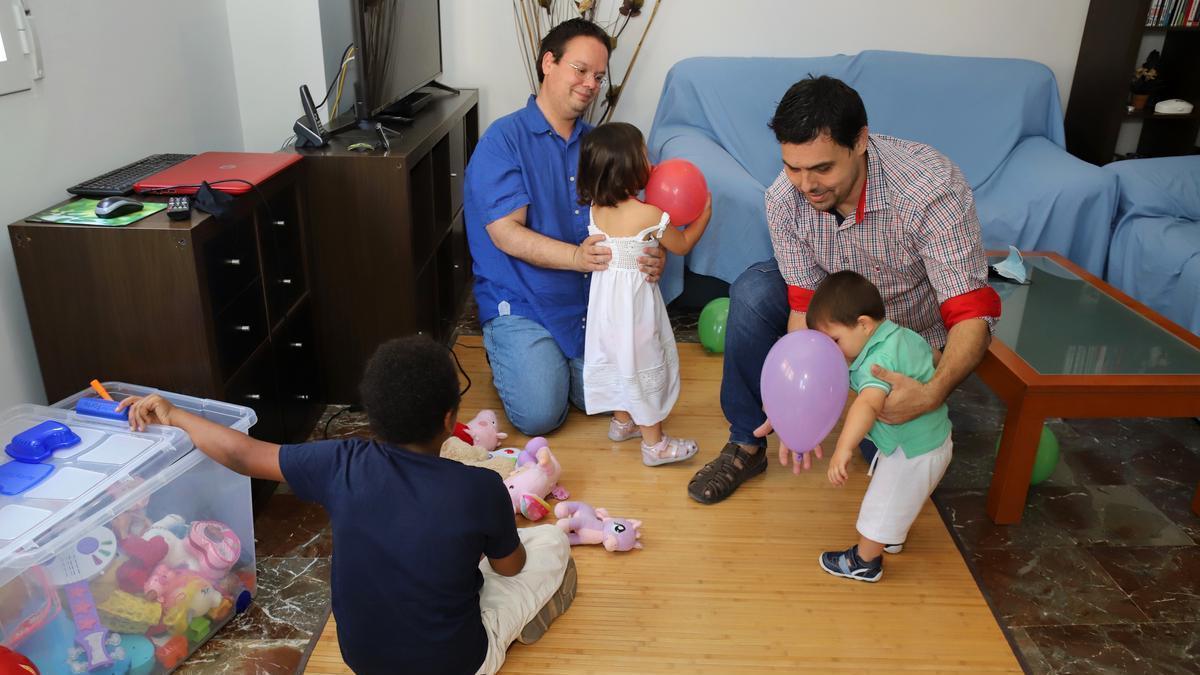 Pedro y Julián juegan con sus tres hijos