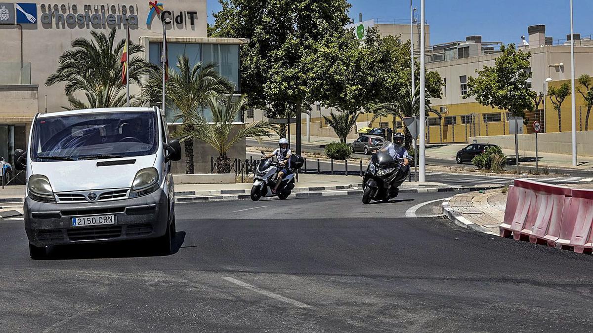 El socavón del interior de la glorieta ha sido reparado esta semana por seguridad. 