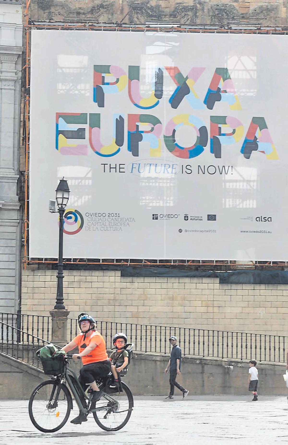 La lona con el lema de la candidatura de Oviedo a Capital Europea de la Cultura 2031, vista desde la plaza de la Catedral. | IRMA COLLÍN