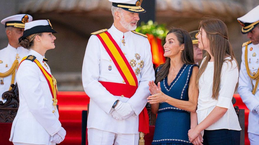 La princesa se despide de Marín tras recibir de su padre la Gran Cruz al Mérito Naval