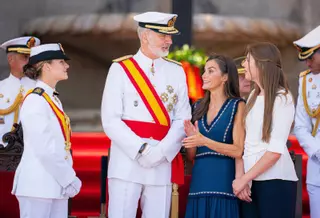 La princesa se despide de Marín tras recibir de su padre la Gran Cruz al Mérito Naval