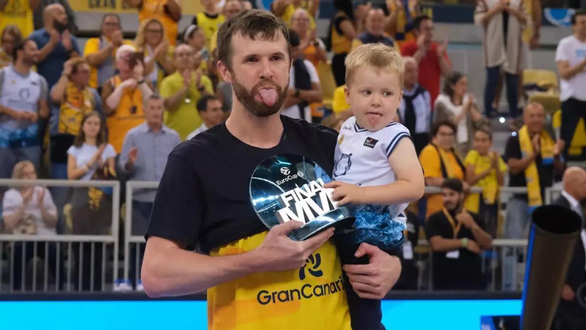 John Shurna celebra con su hijo en brazos la conquista de la Eurocup con el Granca.