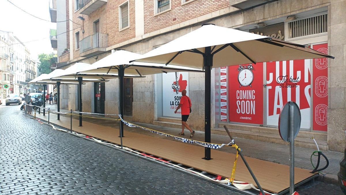 Els treballs d'instal·lació de la nova terrassa, aquest dimarts