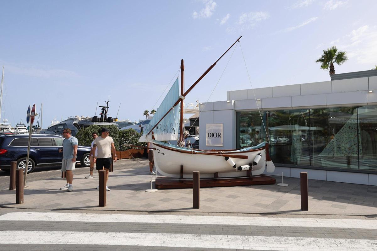 Turistas pasean por la calles de Marina Ibiza.
