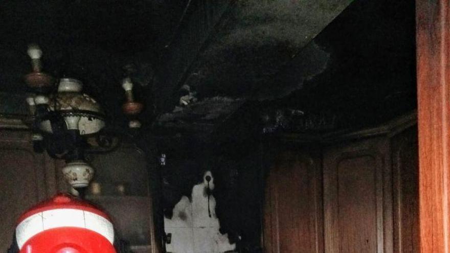 Los bomberos de la DPZ sofocan un incendio en una vivienda de Alcorisa