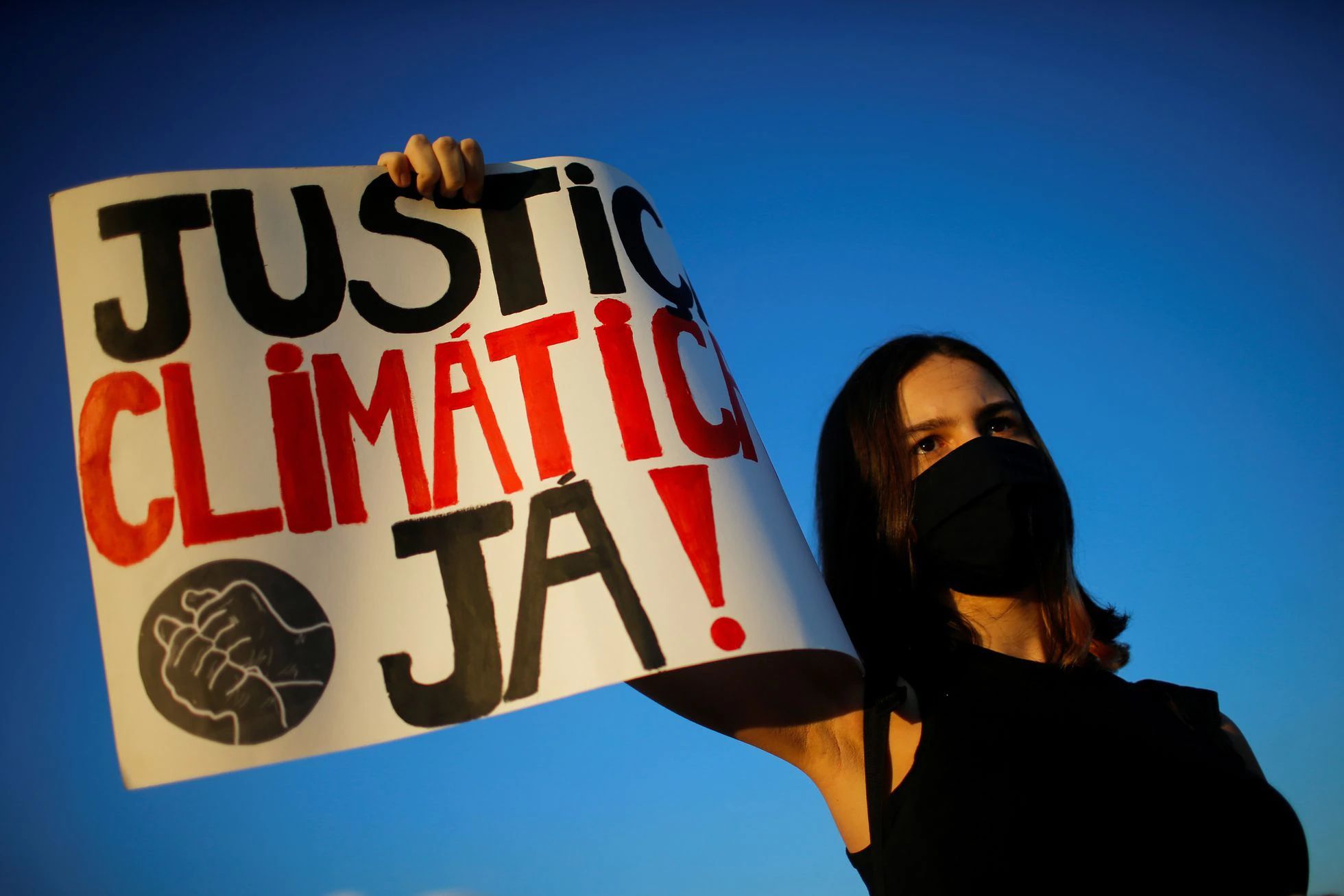 Una manifestante en una protesta contra el cambio climático en Brasilia.