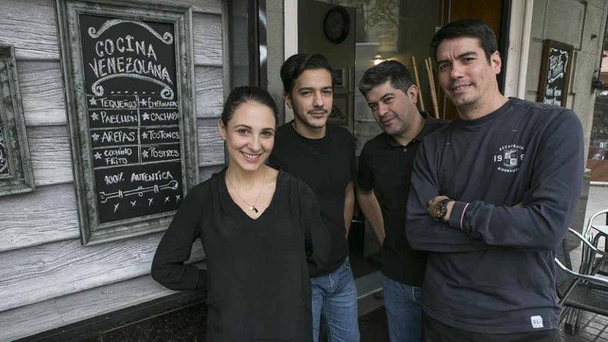 De izquierda a derecha: Ariana Fiume, Larriet Bermúdez, Harriet Bermúdez y Jorge Cruz, frente al restaurante venezolano La Taberna del Eixample.