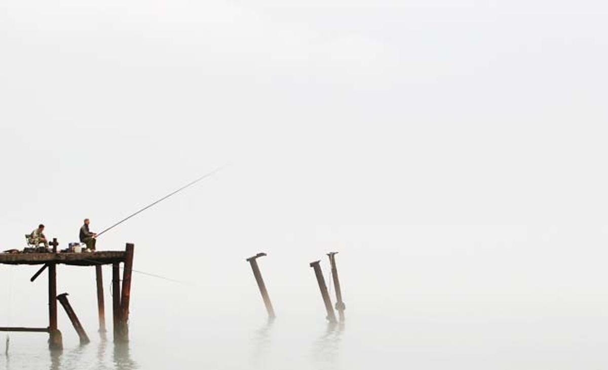 Residents de Sotxi (Rússia), seu dels Jocs Olímpics d’Hivern del 2014, pesquen al mar negre.