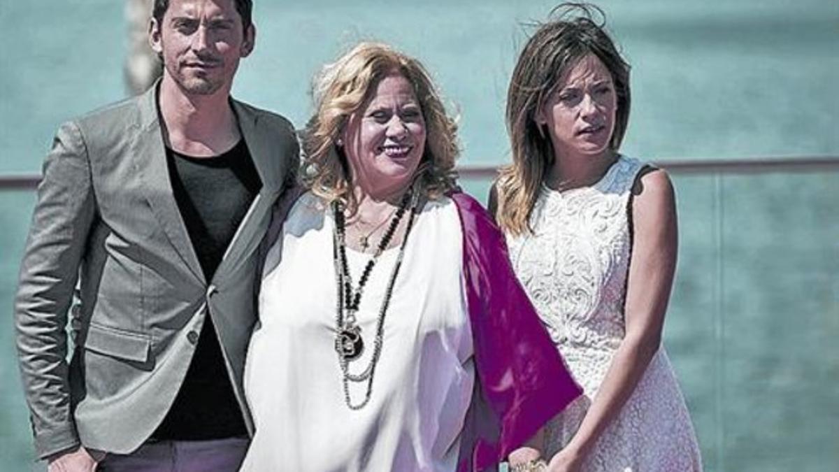 Paco León, junto a su madre, Carmina, y su hermana, María, ayer en Málaga.