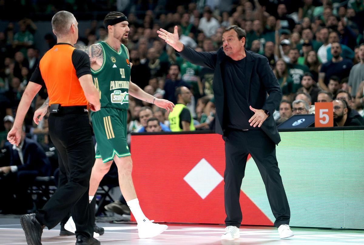 El técnico turco es un tormento para los árbitros de la Euroliga, que no aguantan sus constantes quejas