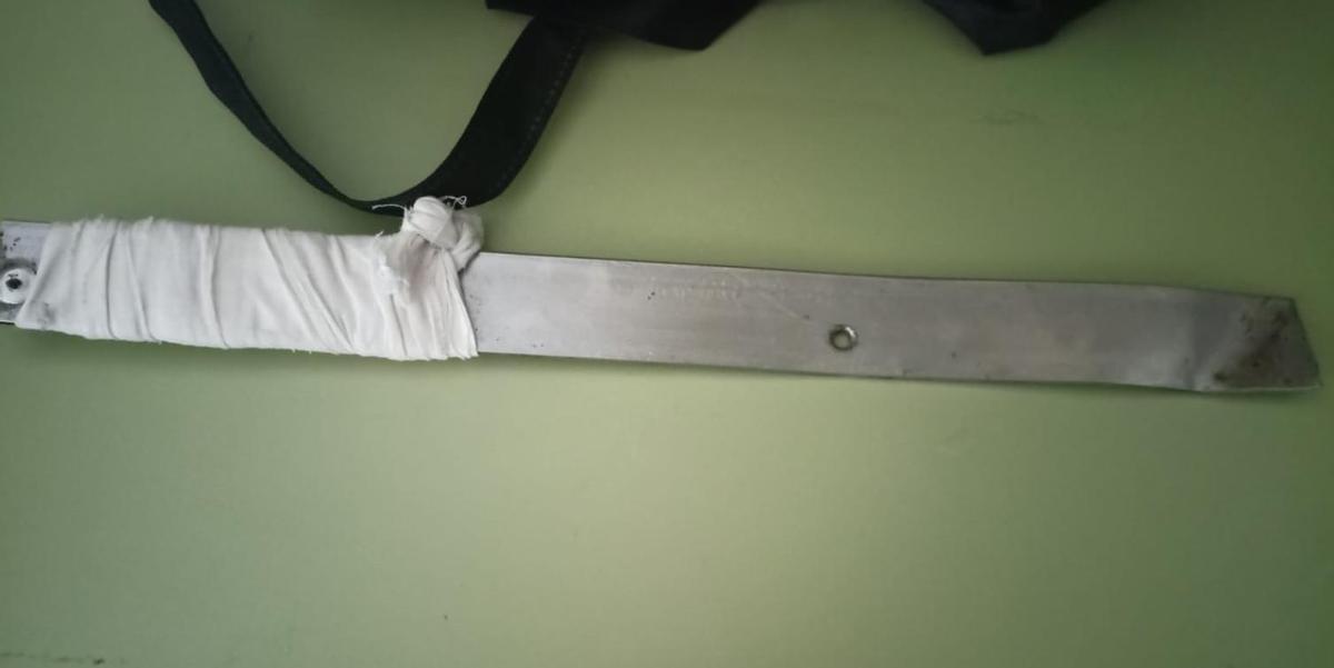 Un ganivet fet amb un tros de metall agafat un pres de Brians 2, una típica arma de l'àmbit carcelari