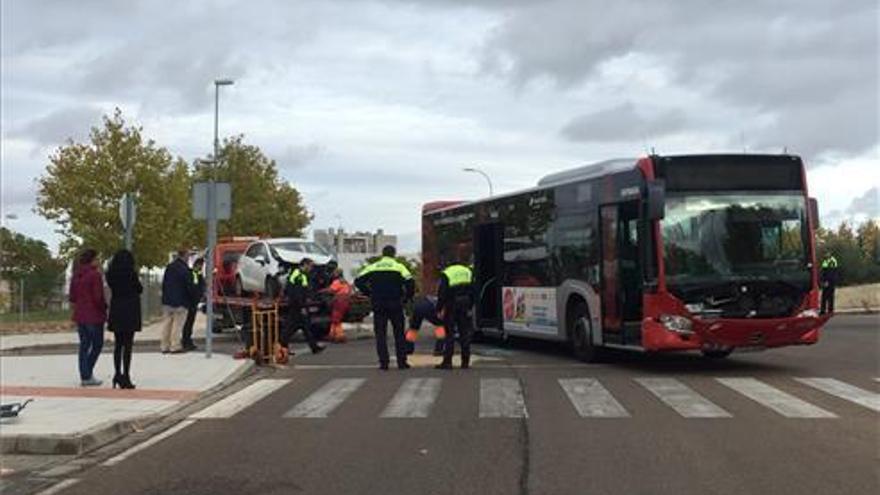 Cinco heridos leves en Mérida en un choque entre un bus urbano y un turismo