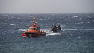 Un cayuco llega al puerto de La Restinga