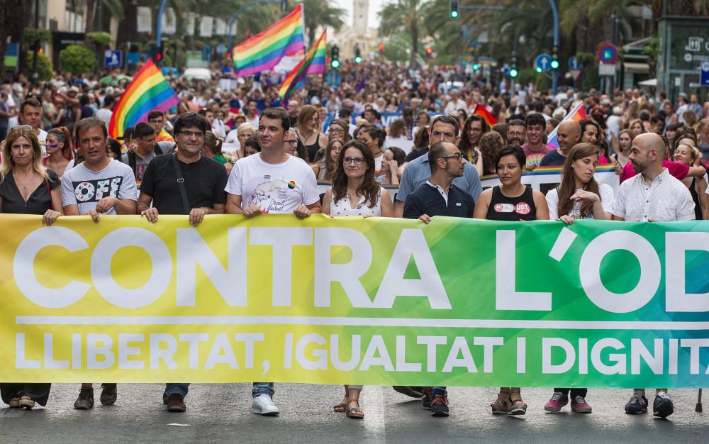 Alicante ondea la bandera del Orgullo LGTBI