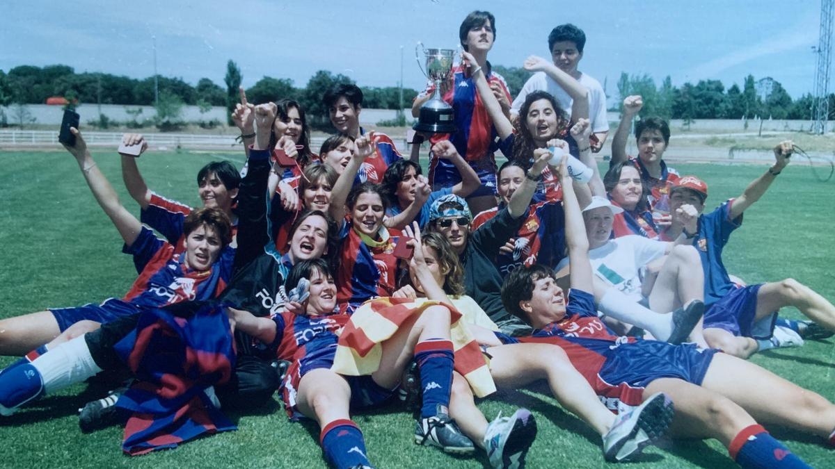Las jugadoras del Barça celebran la Copa de la Reina de 1994.