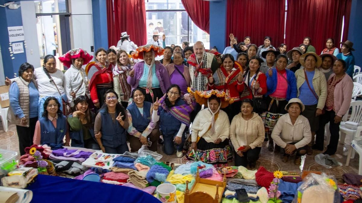 Participantes en un proyecto de cooperación de los que desarrolla Farmamundi en Perú.