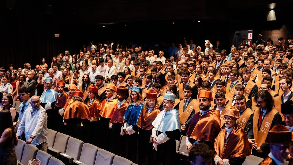 Profesores y alumnos en un instante de la graduación.
