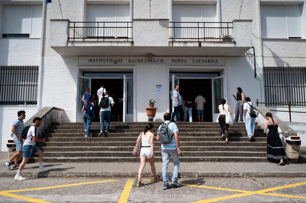 Galería | Calor y nervios en las oposiciones a maestro en Cáceres Galería | Calor y nervios en las oposiciones a maestro en Cáceres