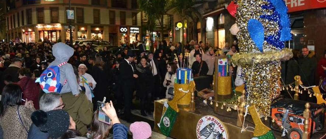 El desfile de la Sardina, por el centro de Luarca.