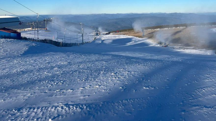 Los cañones de nieve artificial, a pleno funcionamiento para abrir Manzaneda al esquí.