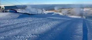 El esquí regresa a Manzaneda tras dos años gracias al frío y a la nieve artificial