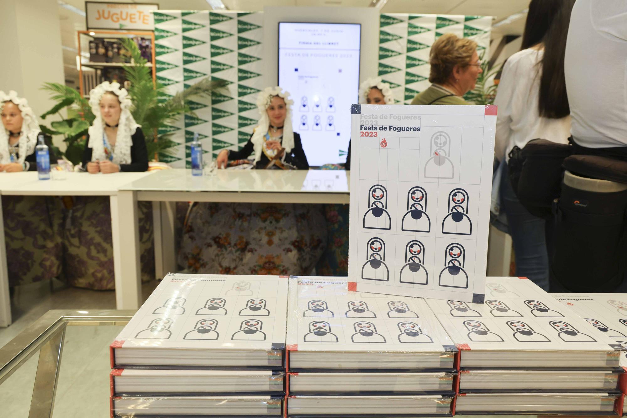 Les Belleas del Foc y sus Damas de Honor firman el Festa de Fogueres en El Corte Inglés