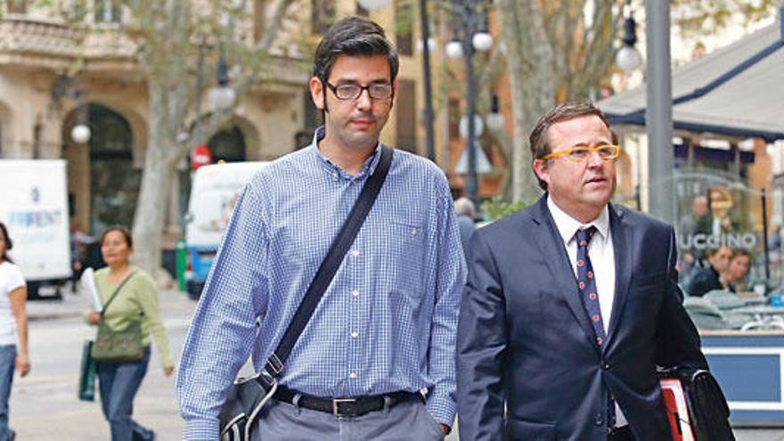Gálvez, junto a su abogado Tomeu Vidal, el día que fue juzgado y condenado.