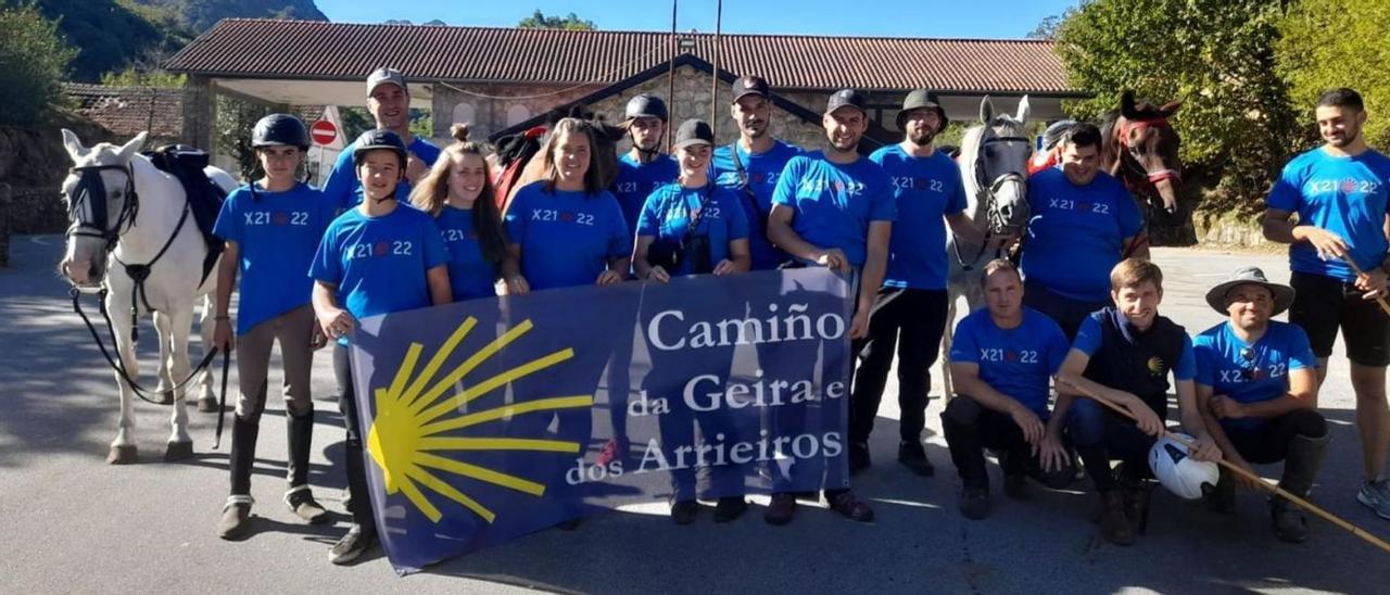 Los participantes posan a su salida desde Portugal.