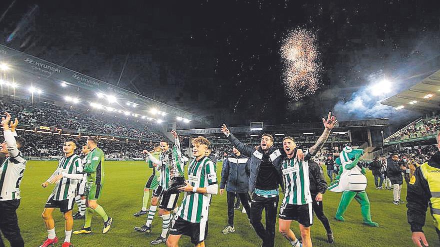 Los jugadores del Córdoba CF celebran el primer título en décadas del club.