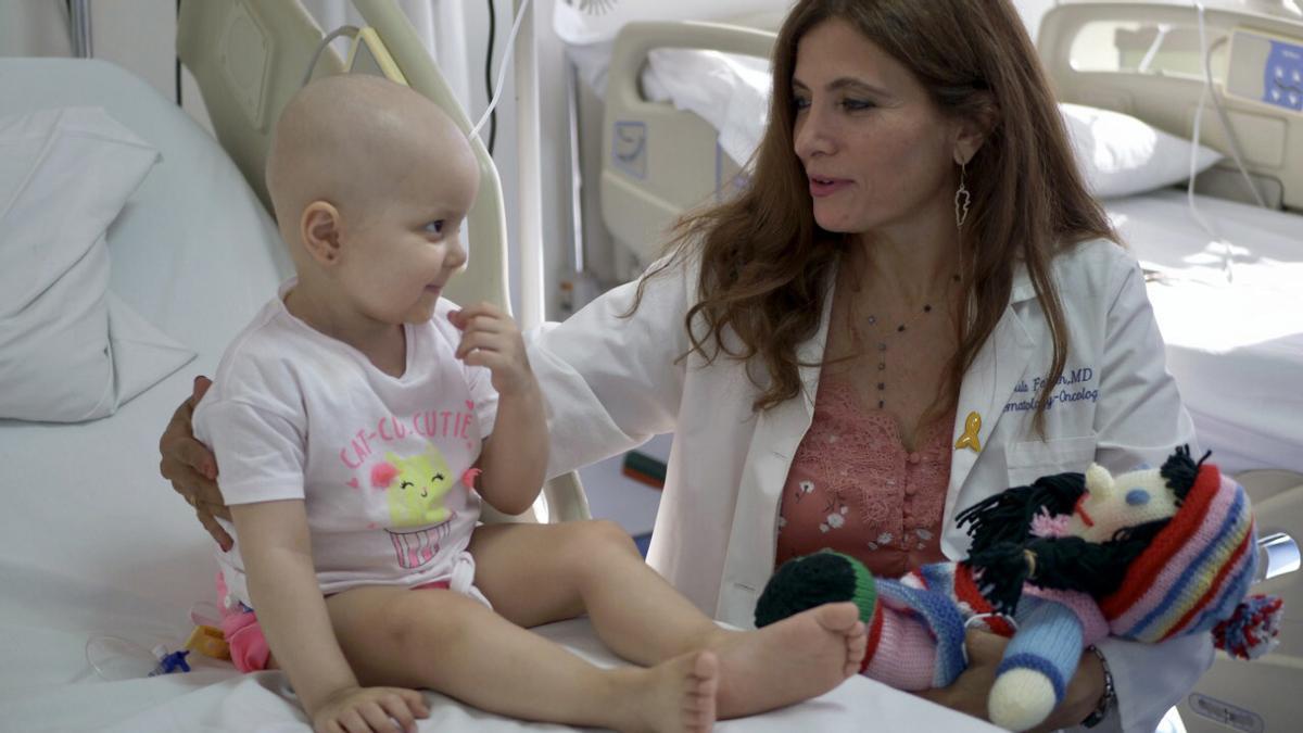 Internacional   No hay futuro para los pacientes de cáncer en el Líbano   La doctora Roula Farah, presidenta de CHANCE, trata a una paciente de cáncer   FOTO: Andrea Lopez Tomas