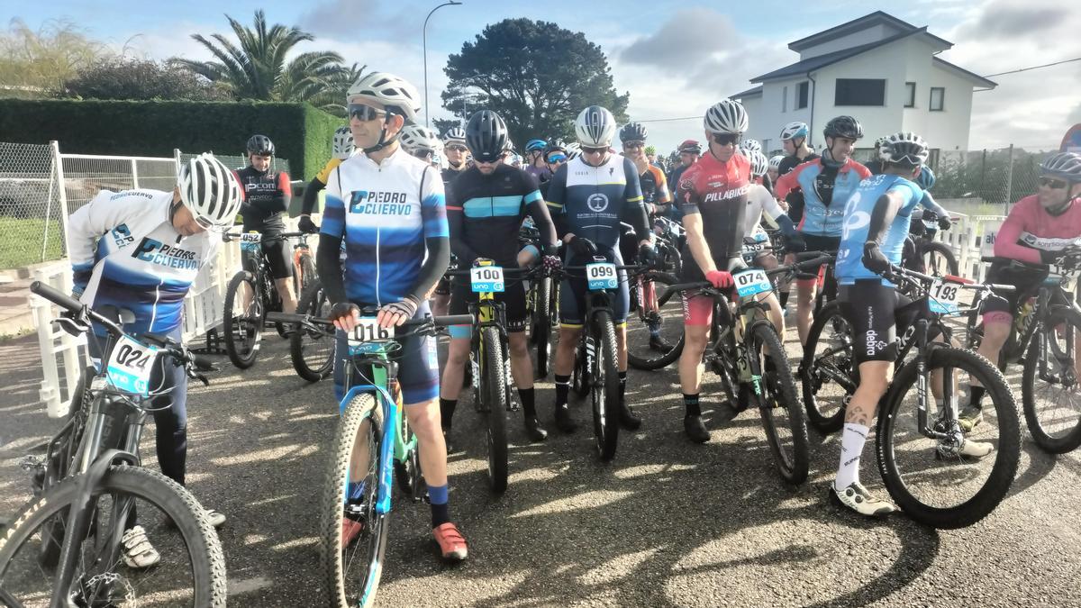 Valdés celebra su desafío en bicicleta "Las Brañas y el Mar", la carrera no competitiva que promociona el paisaje del concejo